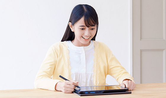 進研ゼミ中学講座のタブレットを使用している女子